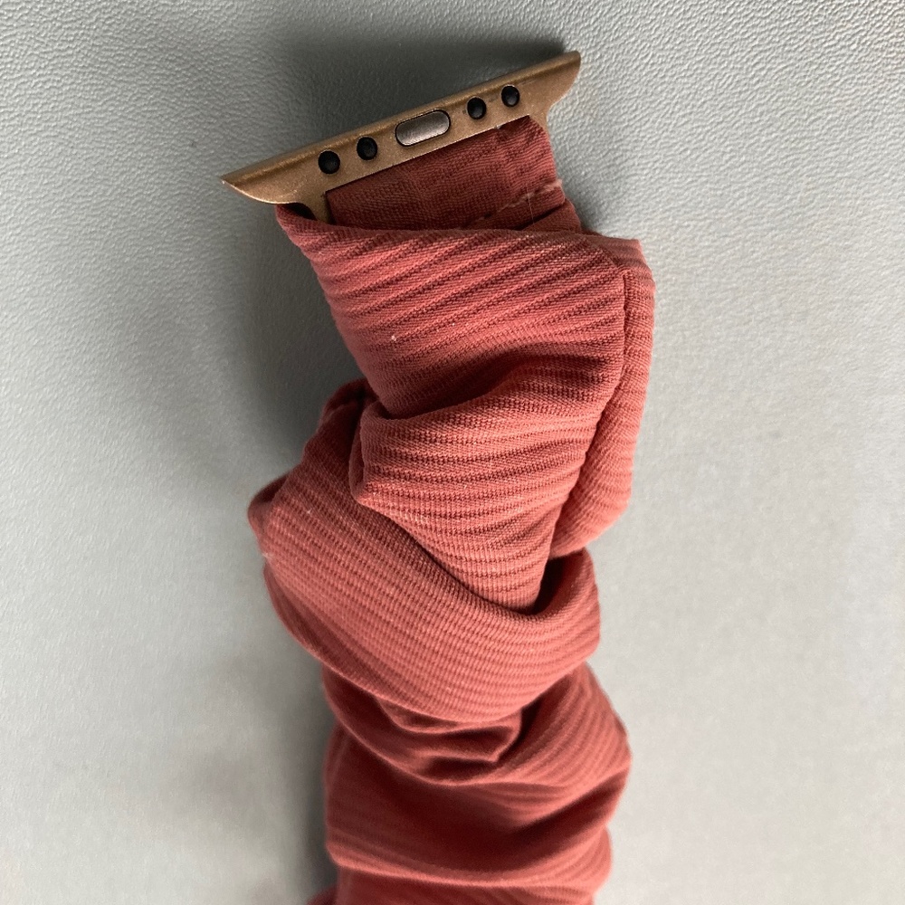 Apple Watch 44m scrunchie band pink rose